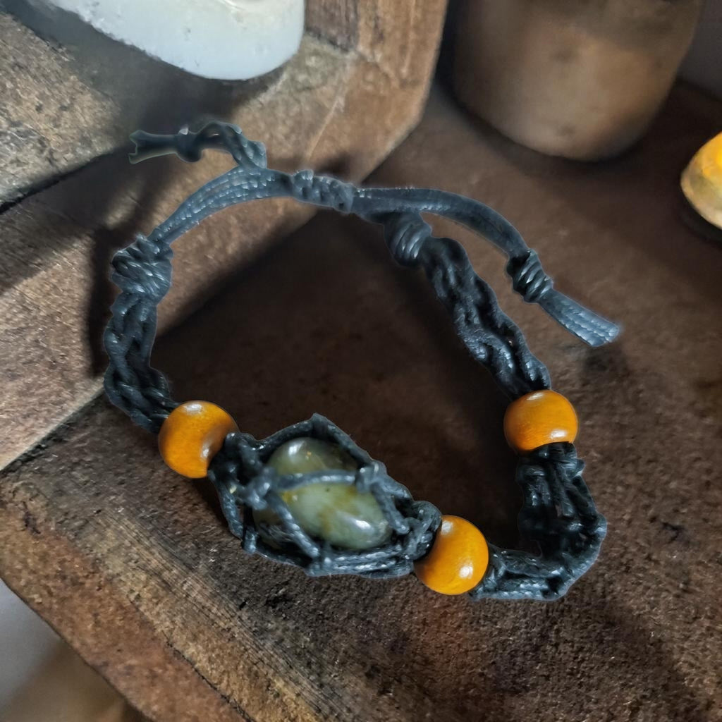 Labradorite Macrame Bracelet - Adjustable Handmade Crystal Bracelet - Boho Spiritual Jewellery - Protection & Intuition